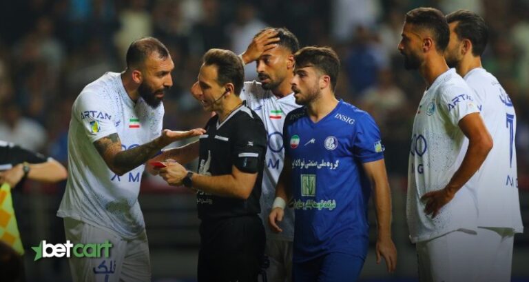 درگیری و اعتراض بازیکنان استقلال تهران و استقلال خوزستان به داور مسابقه لیگ برتر ایران