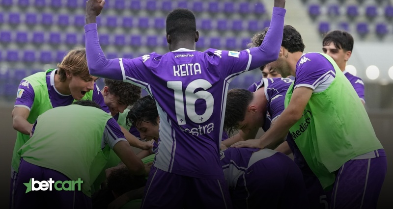 بازیکنان فیورنتینا در حال شادی گروهی و حلقه زدن