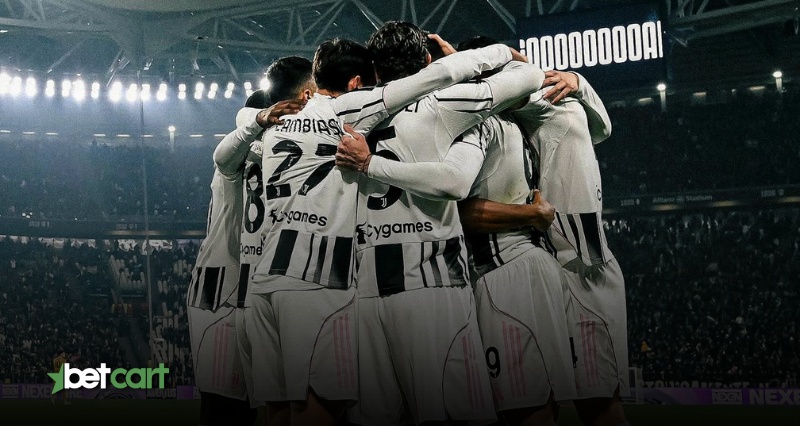 بازیکنان یوونتوس در حال شادی پس از گل و در آغوش گرفتن یکدیگر در مسابقات سری آ