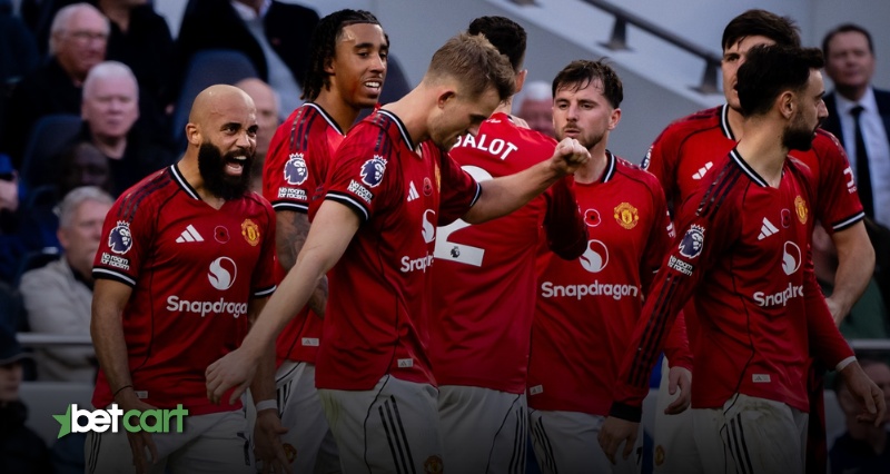 بازیکنان منچستریونایتد در حال شادی پس از گل در مسابقه لیگ برتر