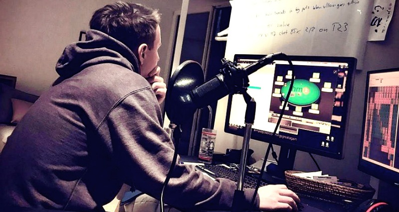 بازیکن پوکر آنلاین در حال تحلیل دست‌ها با نرم‌افزار و استفاده از HUD