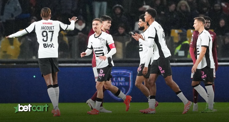 شادی بازیکنان رن پس از گل در رقابتهای لیگ فرانسه ۲۰۲۵